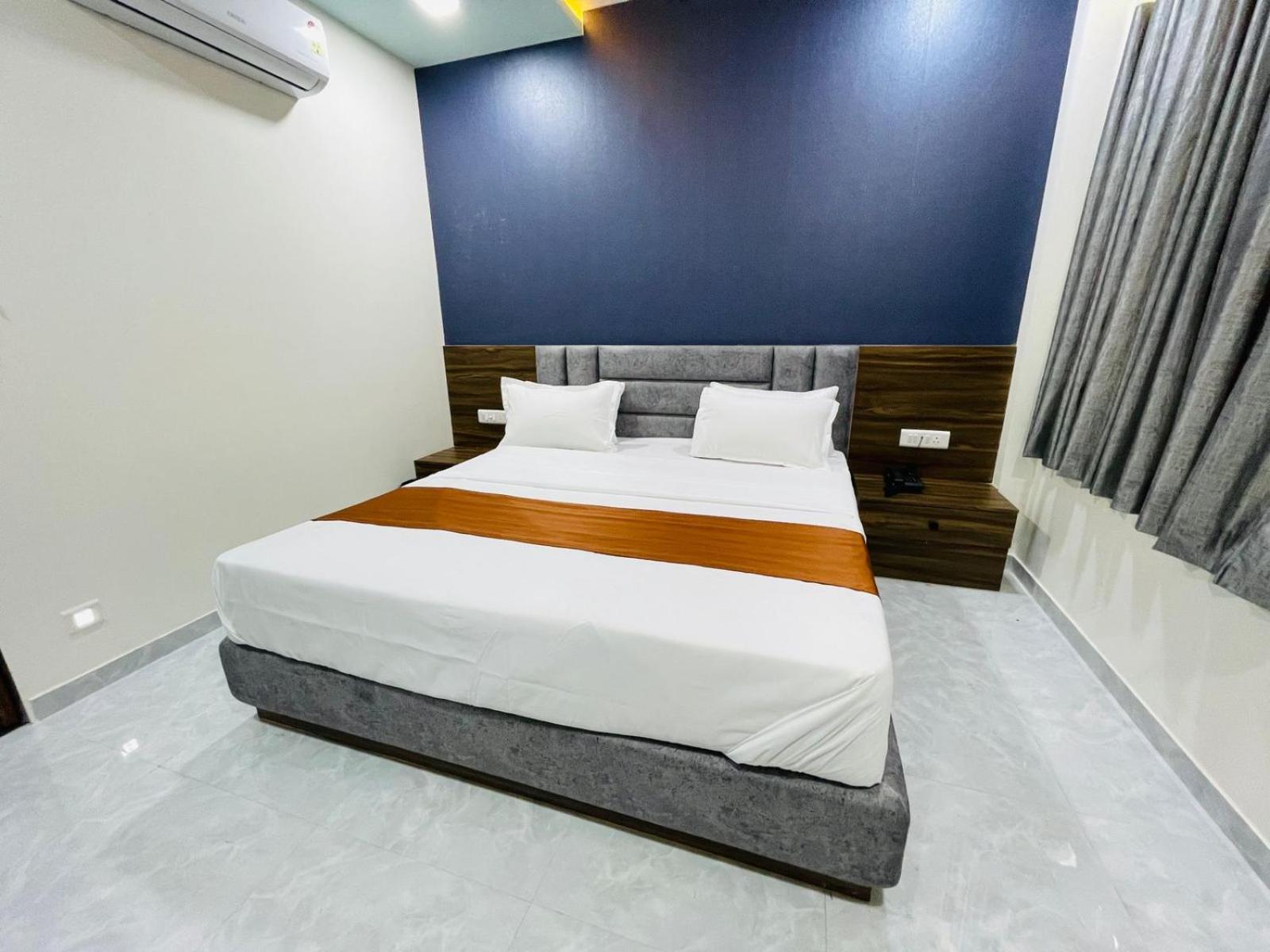 Hotel Nova Blue Ahmedabad Ngoại thất bức ảnh