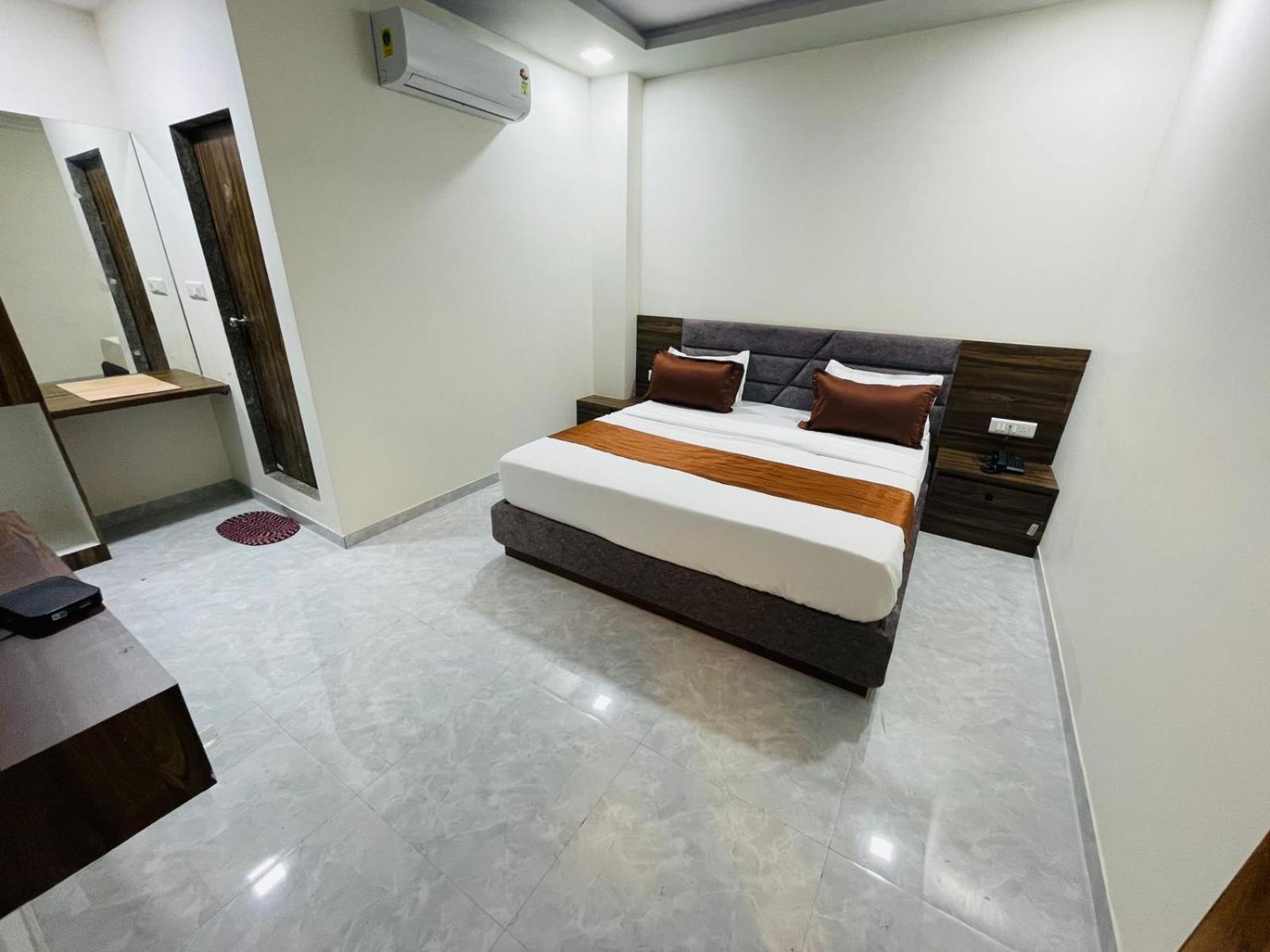 Hotel Nova Blue Ahmedabad Ngoại thất bức ảnh