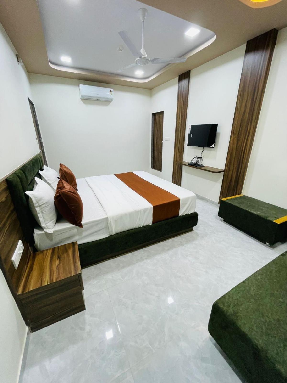 Hotel Nova Blue Ahmedabad Ngoại thất bức ảnh